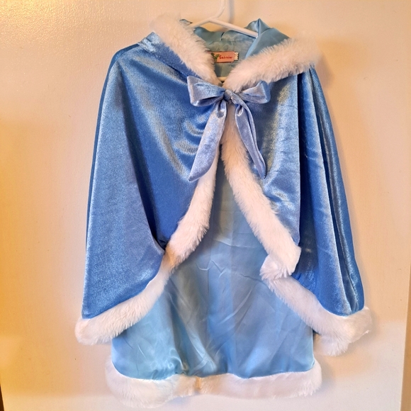 Gorgeous cape for imaginative play! - Picture 1 of 6